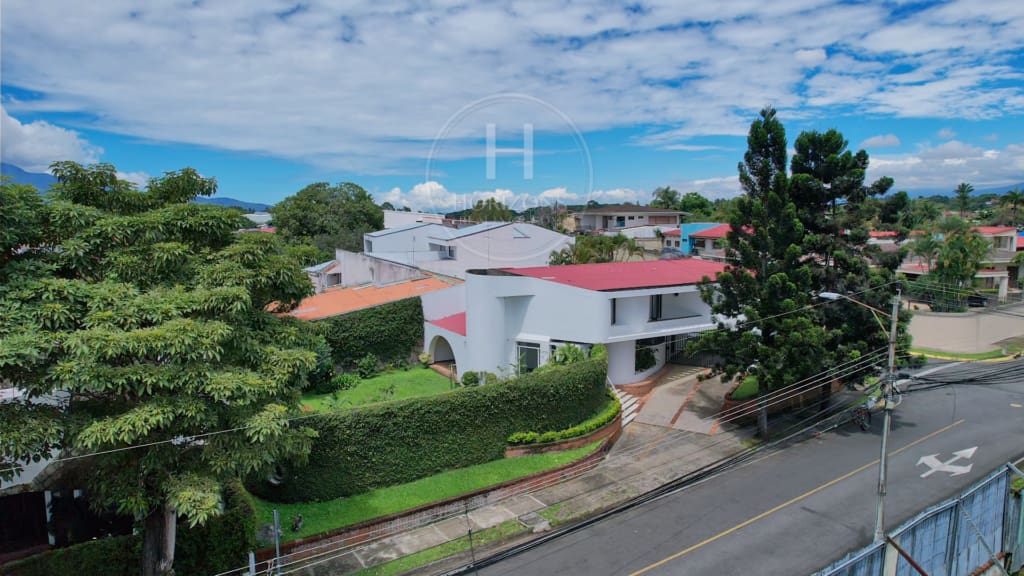 Espaciosa casa en Pinares, Curridabat – Excelente ubicación comercial Cerca de Momentum Pinares nja1307